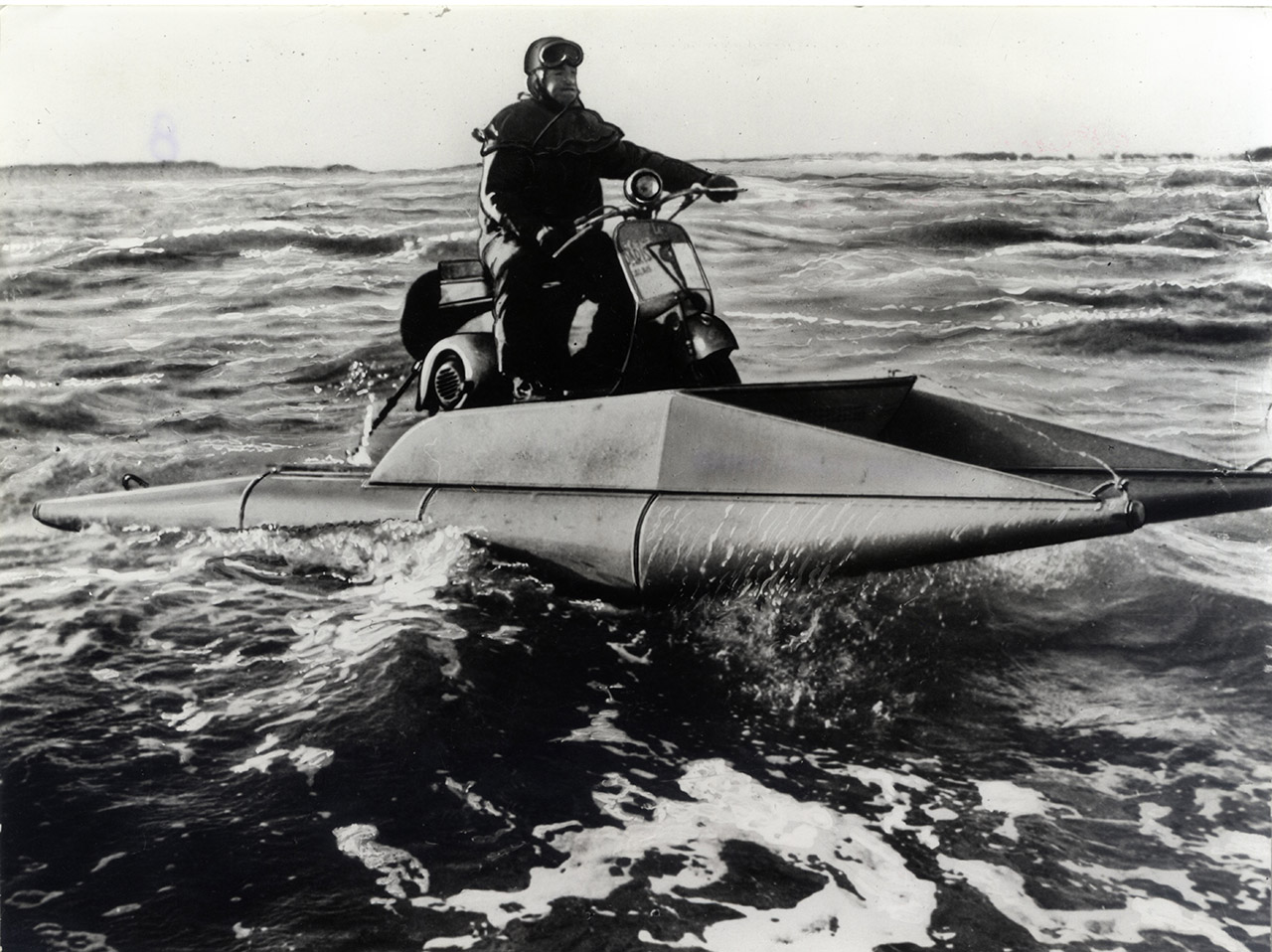 Georges Monneret attraversa il Canale della Manica su una vespa